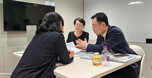 상담회에 참여한 포스코 직원이 퇴직연금제도에 관한 설명을 듣고 있다. 사진=포스코 제공