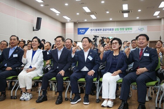 최민희 국회의원(왼쪽 두번째), 김동연 경기도지사(왼쪽 세 번째)와 주광덕 남양주시장(왼쪽 네 번째)을 비롯한 참석자들이  ‘경기 동북부 공공의료원 설립 현장 설명회’에서 공공의료원 조기 착공 의지를 다짐하며 기념촬영을 하고 있다. 사진=남양주시 제공