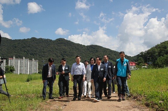 간담회 후 참석자들이 백봉지구 경기 동북부 공공의료원 예정부지를 찾아 현장을 점검하고 있다. 사진=남양주시 제공