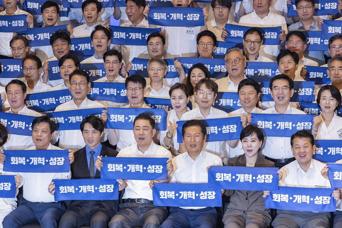 28일 인천시 중구 파라다이스시티 컨벤션에서 열린 더불어민주당 의원단 워크숍에서 정청래 대표와 김병기 원내대표를 비롯한 의원들이 기념 촬영 도중 구호를 외치고 있다. 사진=연합뉴스