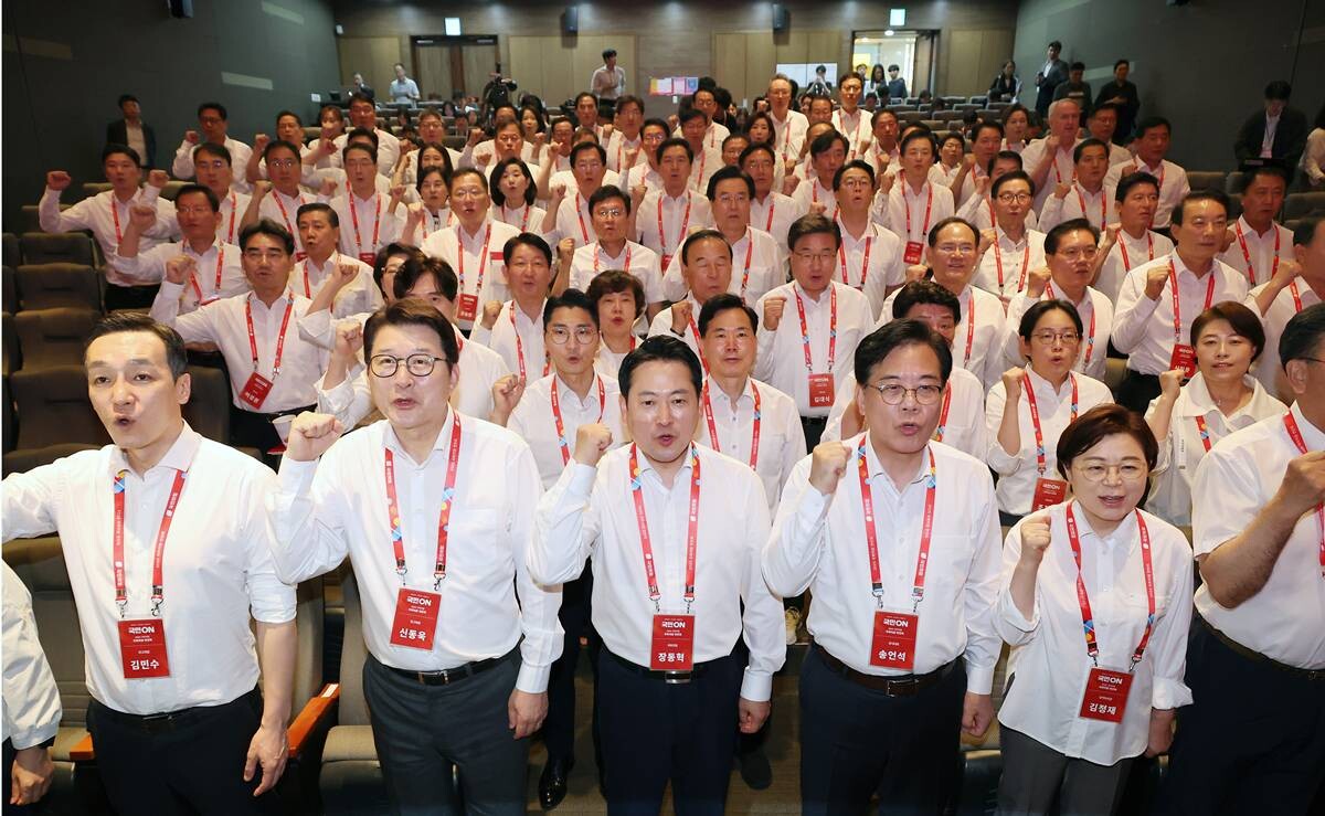 28일 인천국제공항공사 항공교육원에서 열린 2025 국민의힘 국회의원 연찬회에서 장동혁 대표, 송언석 원내대표 등 참석자들이 구호를 외치고 있다. 사진=연합뉴스