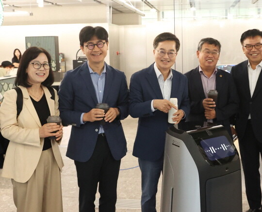 네이버 1784에서 열린 2025년 제2차 경기도 기후위기대응위원회 전체회의에서 김동연 경기도지사와 기후위기대응위기 위원회 위원들과 함께 기념촬영을 하고 있다. 사진=경기도