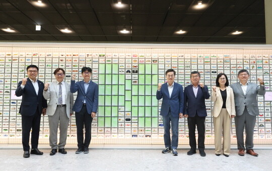 김동연 경기도지사와 기후위기대응위원회 위원들과 함께 기념촬영을 하고 있다. 사진=경기도