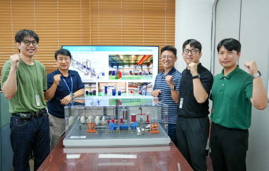 권익수 박사(왼쪽)를 비롯한 KERI 전력케이블연구센터 박사들. 사진=한국전기연구원 제공