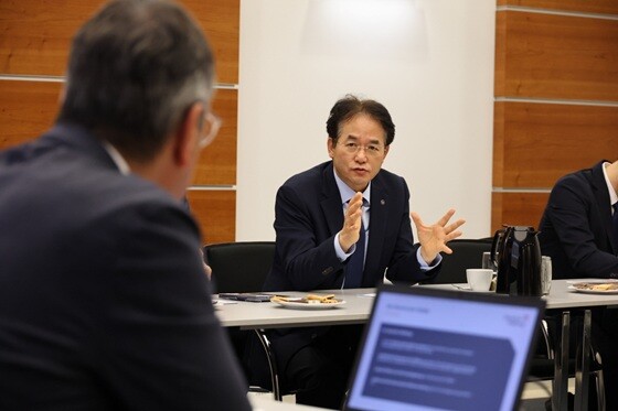 독일도시협의회에서 고양시의 강점을 설명하고 독일 기업과 협력의지를 밝히는 이동환 고양특례시장. 사진=고양특례시 제공