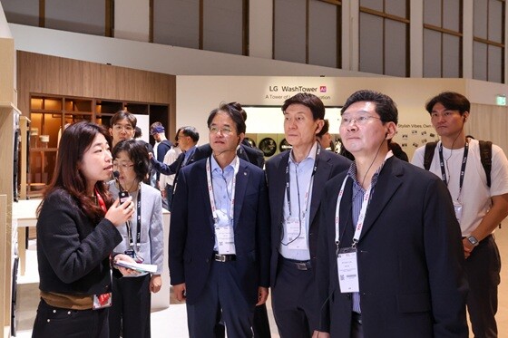 베를린 국제가전박람회(IFA) 방문에서 LG 기업관에 방문한 이동환 고양특례시장(오른쪽부터 이상일 용인특례시, 이강덕 협의회 회장(포항시장), 이동환 고양특례시장)