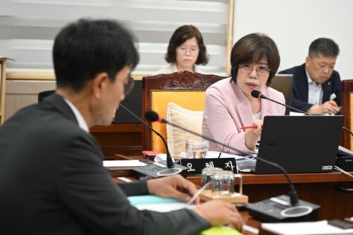 제310회 양평군의회 임시회에서 「양평군 업무제휴 및 협약에 관한 조례안」을 대표발의한 오혜자 부의장이 발언하고 있다.