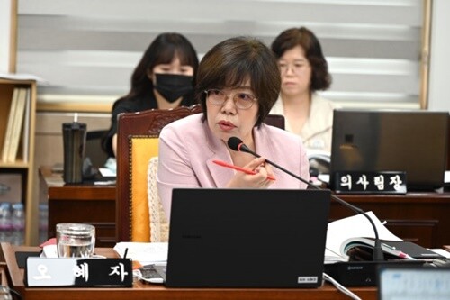임시회에서 군민 신뢰 강화와 투명한 협약 관리를 강조하는 오혜자 부의장.
