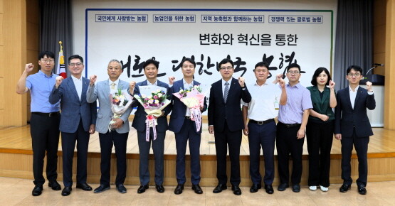 상호금융 대출금 4천억 달성탑 수상 장면. 사진=경남농협 제공