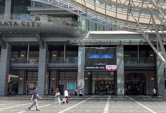 일본 JR하카타역 광장 옥외 광고판에서 수원 광교 영상이 재생되고 있다. 사진=수원특례시 제공