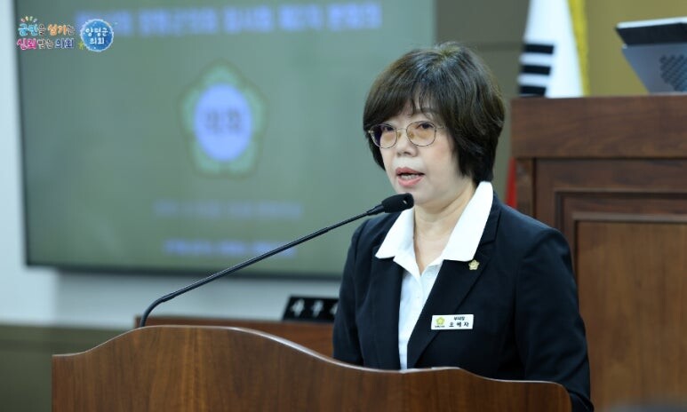 양평군의회 오혜자 부의장이 9월 5일 열린 제310회 임시회 제2차 본회의에서 5분 자유발언을 통해 서울-양평 고속도로 사업의 조속한 재개와 IC(나들목) 포함 노선의 필요성을 강력히 주장하고 있다. 사진=양평군의회 제공