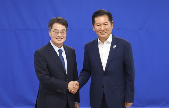 김동연 경기도지사와 정청래 민주당 당대표가 악수하고 있다. 사진=경기도