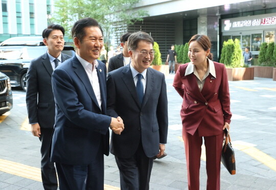 경기도청을 찾은 정청래 민주당 당대표를 맞이하는 김동연 지사. 사진=경기도