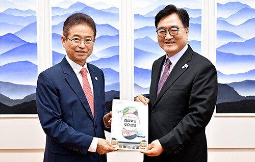 10일 이철우 지사는 국회에서 우원식 국회의장을 만나 경주 APEC 정상회의 성공 개최를 위해 국회 차원에서 적극적으로 나서 달라고 건의했다. 이날 이 지사는 경주 APEC 정상회의 성공으로 경제·평화와 번영의 APEC을 만들겠다는 포부를 밝혔다. 사진=경북도 제공
