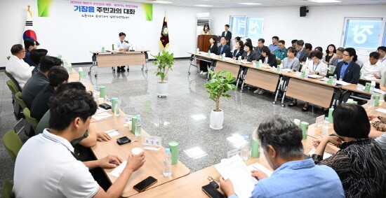 정종복 기장군수가 찾아가는 현장민원실에서 주민들과 소통하고 있다. 사진=기장군 제공