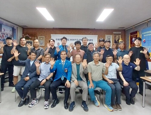 민재완 회장과 양평 로타리클럽 회원들이 함께 나눔의 의미를 되새기며 기념촬영을 하고 있다. 사진=양평로타리클럽 제공