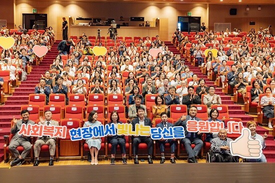 2025년 화성특례시 복지페스타 참석자들이 기념촬영하고 있다. 사진=화성시의회 제공