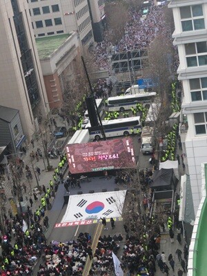 손현보 목사가 이끄는 보수단체 '세이브코리아'는 올 2월 광주광역시 금남로에서 계엄 옹호 및 윤석열 전 대통령 탄핵 반대 집회를 열어 물의를 빚었다. 사진은 당시 금남로 일대에서 세이브코리아와 '탄핵 찬성' 시민들이 맞불 집회를 연 모습. 사진=주현웅 기자