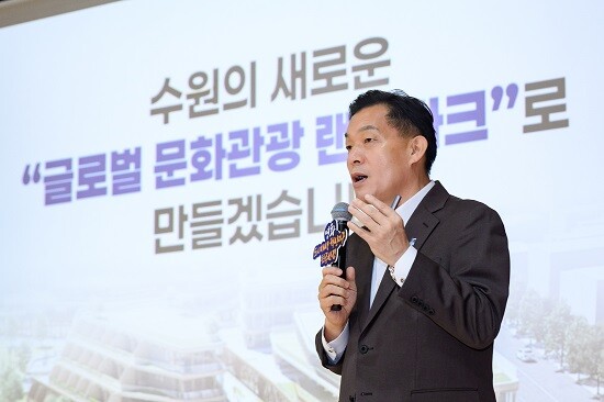 이재준 수원특례시장이 12일 '수원 영화 도시재생 혁신지구'의 국가시범지구 공모 선정 결과를 발표하고 있다. 사진=수원특례시 제공