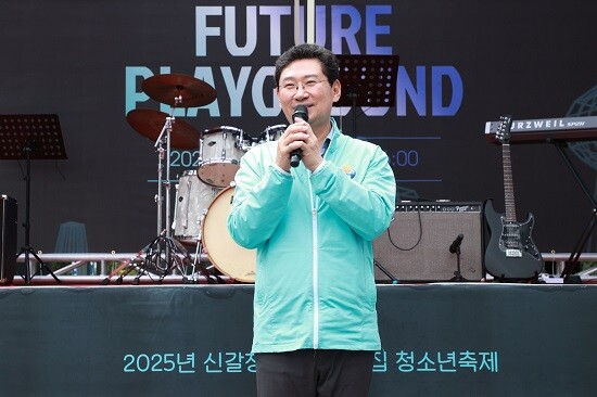 이상일 용인특례시장이 13일 청소년축제에 참석해 인사말을 하고 있다. 사진=용인특례시 제공