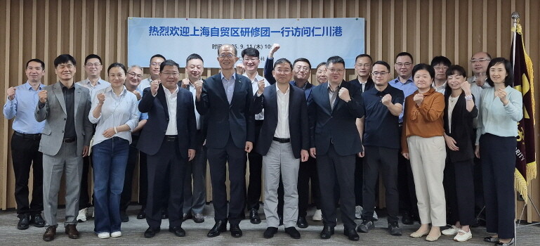 인천항만공사 김순철 경영부사장이 상하이 자유무역구 방한연수단과 기념촬영을 하고 있다. 사진=인천항만공사 제공