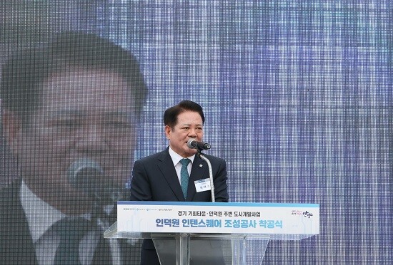 최대호 안양시장이 16일 인덕원 인텐스퀘어 착공식에서 인사말을 하고 있다. 사진=안양시 제공