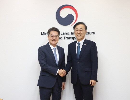 김동연 경기도지사와 김윤덕 국토교통부장관이 17일 서울 국토발전전시관에서 만났다. 사진=경기도