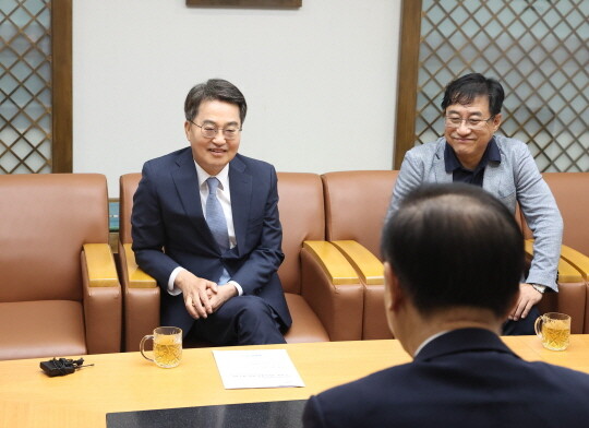 김동연 경기도지사가 김윤덕 국토부장관과 경기도 현안에 대해 논의하고 있다. 사진=경기도