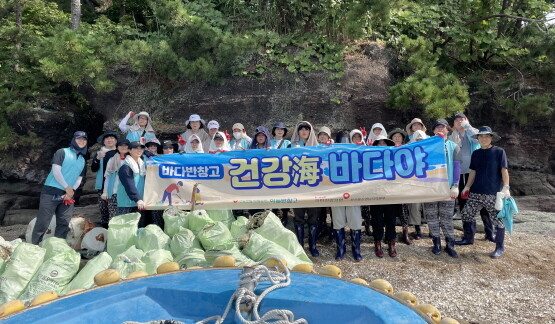 해양정화 봉사활동 실시 모습. 사진=건보공단 부울경본부 제공