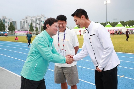 이상일 용인특례시장이 5월 29일 구미에서 열린 아시아육상경기선수권대회를 찾아 우상혁 선수를 격려하고 있다. 사진=용인특례시 제공