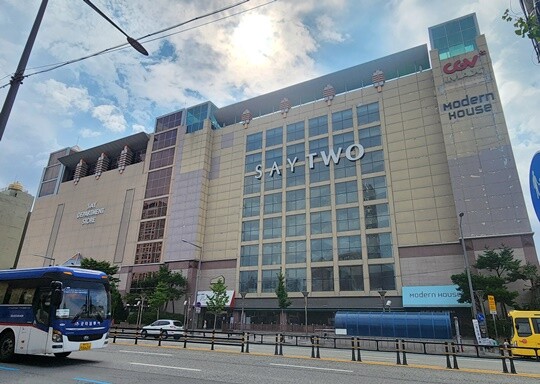 CJ CGV가 세이백화점 건물에 입점한 ‘CGV 대전점’ 퇴거를 둘러싸고 백화점 부지를 인수한 부동산 개발사업자인 투게더대전문화PFV와 갈등을 빚고 있는 것으로 확인됐다. 대전 중구 문화동 세이백화점 본점. 사진=김명선 기자