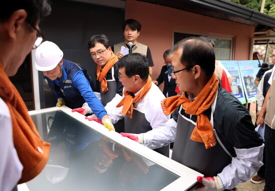 ‘사랑의 집고치기’ 봉사활동 장면. 사진=경남농협 제공