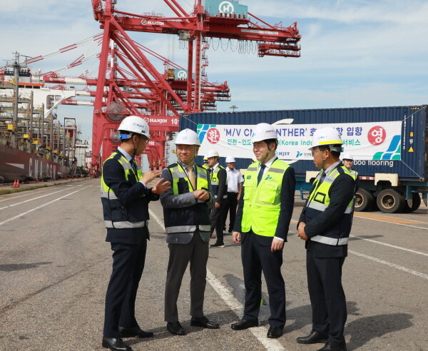 (왼쪽부터) HJIT 윤준광 대표, CMA-CGM 박재서 한국대표, 인천항만공사 이경규 사장. 사진=인천항만공사 제공