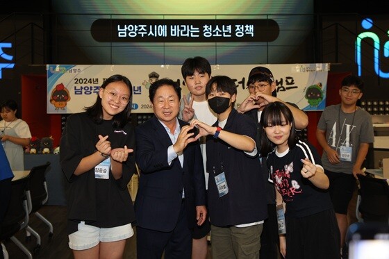 주광덕 남양주시장이 정약용 펀그라운드에서 열린 '정약용 리더십 캠프' 현장을 찾아 청소년들과 소통하는 시간을 가졌다. 사진=남양주시 제공