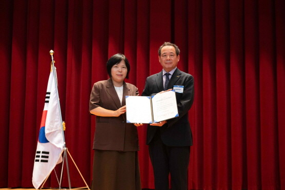 코레일유통이 16일 인적자원개발 우수기관(Best-HRD) 인증을 받고 기념촬영을 하고 있다. 오른쪽부터 권정택 코레일유통 전략기획본부장, 최은희 교육부 인재정책실장. 사진=코레일유통 제공