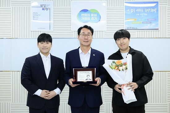 정명근 화성특례시장이 2025 청년친화헌정대상 종합대상 수상을 청년들과 함께 기념하고 있다. 사진=화성특례시 제공