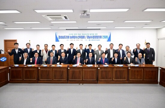 간담회 기념촬영 모습. 사진=경남도의회 제공