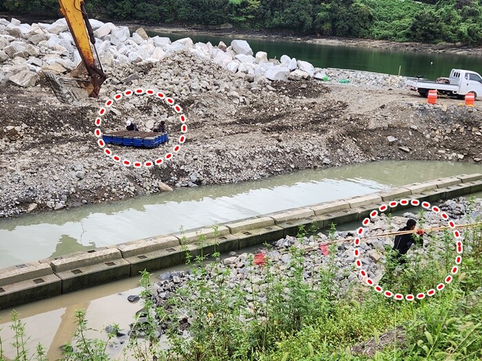 공사장에서 일하는 근무자들이 안전을 도외시하는 모습. 사진=정민규 기자
