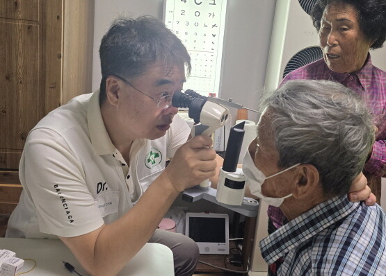 정근 이사장의 진료 장면. 사진=온병원 제공