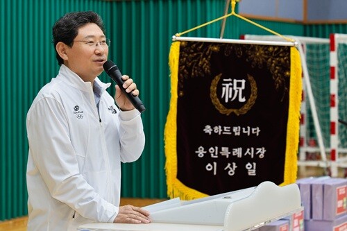 이상일 용인특례시장이 20일 제2회 용인시청소년수련관 Y리그 수영대회' 참가자들을 격려하고 있다. 사진=용인특례시 제공