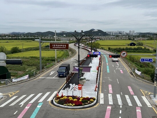 새롭게 조성된 시흥 갯골생태공원 진입로 모습. 사진=시흥시 제공