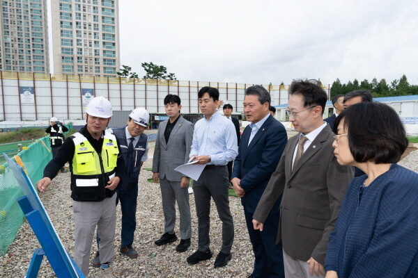 인천시의회 산업경제위원회가 인천시 주요 현안 사업 현장을 직접 찾아 추진 상황을 점검하고 있다. 사진=인천시의회 제공