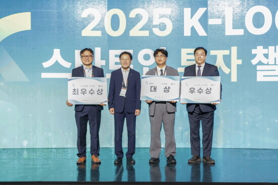 시상식 장면. 왼쪽부터 한성호 (주)에이플 대표, 이상창 기보 이사, 성룡 (주)파인트코리아 대표, 이현수 (주)몰드 대표. 사진=기보 제공
