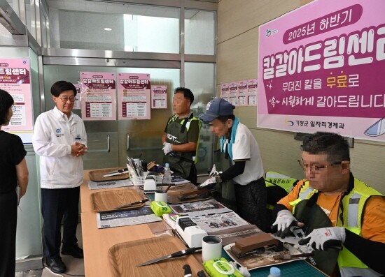 정종복 기장군수가 정관읍행정복지센터에서 운영 중인 칼갈아드림센터를 방문해 참여자들을 격려하고 있다. 사진=기장군 제공