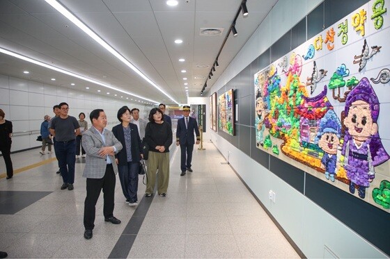주광덕 남양주시장이 시민들과 함께 다산역 브랜드 테마역사 내 시민참여 갤러리 작품을 둘러보고 있다. 사진=남양주시 제공