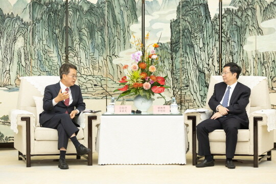 김동연 경기도지사가 후엉화 충칭시 시장과 면담을 하고 있다. 사진=경기도