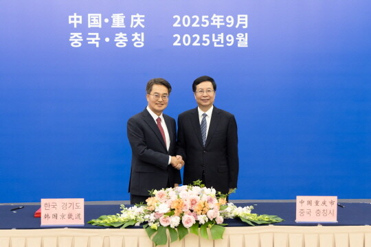 김동연 경기도지사가 후엉화 충칭시 시장과 우호협력 관계를 체결하고 악수하고 있다. 사진=경기도