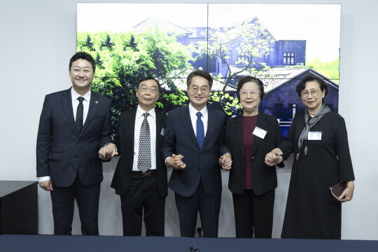 김동연 경기도지사 김진경 경기도의장이 독립운동가 후손과 간담 후 손을 맞잡고 기념촬영을 하고 있다. 사진=경기도