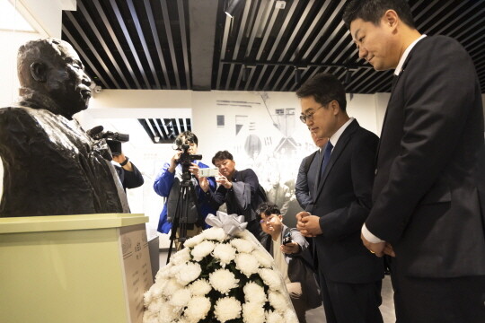김구 선생 흉상에 헌화 및 묵념을 하고 있는 김동연 지사와 김진경 경기도의장. 사진=경기도