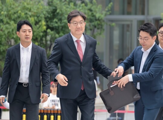 통일교 쪽으로부터 불법 정치자금을 수수한 혐의를 받는 권성동 국민의힘 의원이 8월 27일 오전 피의자 신분으로 서울 종로구 김건희특검(민중기 특별검사팀)에 출석하고 있다. 사진=박정훈 기자